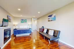 Upper Level Studio WiFi Close to Beach Access Dogs Welcome - Image 5