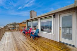 Dog friendly home with oceanfront location and fireplace walk to the beach - Image 3