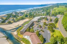 Dog friendly riverfront suite at oceanfront Proposal Rock Inn steps to beach - Image 2