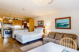 Dog friendly riverfront suite at oceanfront Proposal Rock Inn steps to beach - Image 5
