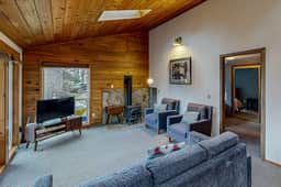 Woodsy retreat near the beach with WiFi washer dryer and gas fireplace - Image 3