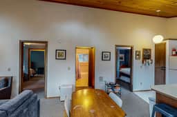 Woodsy retreat near the beach with WiFi washer dryer and gas fireplace - Image 4