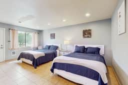 Six Dog Friendly Rooms with Full Kitchens and Kitchenettes Walk to the Beach - Image 5