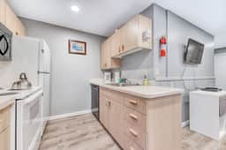 Eight Dog Friendly Rooms with Kitchens and Kitchenettes Walk to Downtown and Beach - Image 5