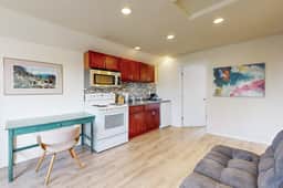 Private Hillside Condo in the Heart of Lincoln City Dog Friendly - Image 4