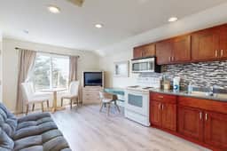 Private Hillside Condo in the Heart of Lincoln City Dog Friendly - Image 5