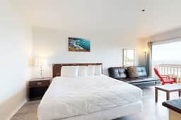 Upper Level Studio with Balcony Dog Friendly and Great Ocean Views - Image 2