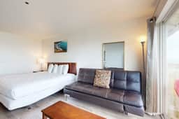 Upper Level Studio with Balcony Dog Friendly and Great Ocean Views - Image 4