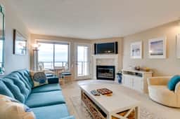 Oceanfront condo with a full kitchen balcony and sweeping sea views - Image 4