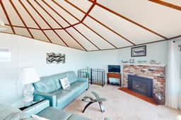 Dog friendly home with great decks and stunning ocean views - Image 4
