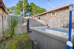 Perfect retreat a block from the beach with hot tub wood stove and dog friendly - Image 3