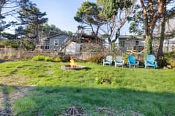 Perfect retreat a block from the beach with hot tub wood stove and dog friendly - Image 5