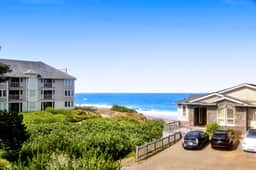 Unique and spacious home with private hot tub game room and great ocean views - Image 4