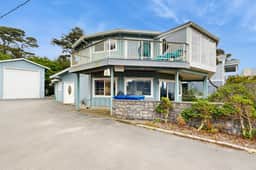 Unique and spacious home with private hot tub game room and great ocean views - Image 2