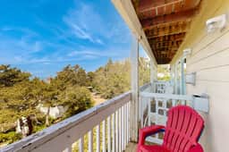 Upper Level Oceanview Studio Near the Beach Free WiFi Dogs Welcome - Image 2