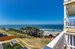 Upper Level Oceanview Studio Near the Beach Free WiFi Dogs Welcome - Image 3