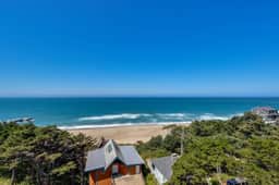 Upper Level Oceanview Studio Near the Beach Free WiFi Dogs Welcome - Image 4