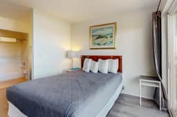 Upper Level Oceanview Studio Near the Beach Free WiFi Dogs Welcome - Image 5