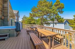 Dog Friendly House with Ocean Views Hot Tub Arcade Machine and Easy Beach Access - Image 3