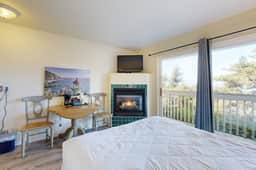Lower Level Dog Friendly Studio with Ocean Views and Free WiFi Walk to Beach - Image 4