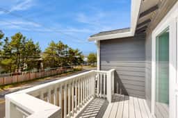 New coastal house with beach access balcony central AC and washer dryer - Image 4