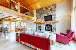 Oasis on the coast with easy beach access and woodstove - Image 3