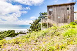 Hand Built Gem with Two Large Decks and Incredible Views 1 4 Mile to the Beach - Image 2