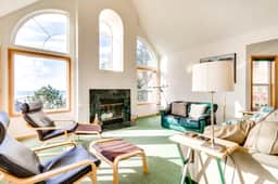 Relaxing Bayfront Home with Ocean Views and Easy Beach Access - Image 5