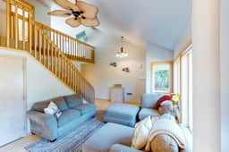 Bright dog friendly home with wrap around deck just steps from beach - Image 2