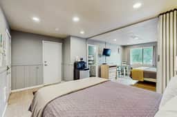 Charming Dog Friendly Room with Kitchenette Near the Beach and Downtown - Image 4