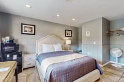 Charming Dog Friendly Room with Kitchenette Walk to Downtown and the Beach - Image 5