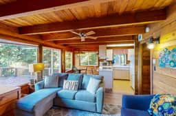 Dog friendly cabin with ocean view fast WiFi fireplace and washer dryer - Image 5