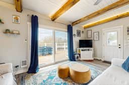 Charming modern home close to the beach with full kitchen WiFi and large deck - Image 4