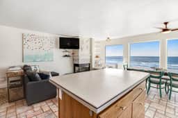Charming dog friendly waterfront beach home with lovely patio - Image 5