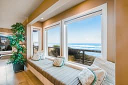 Stunning Oceanfront Retreat with Full Kitchen Private Hot Tub High Speed WiFi - Image 4