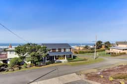 Spacious Coastal Retreat Walk to Beach with Hot Tub and Dog Friendly - Image 2
