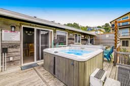 Spacious Coastal Retreat Walk to Beach with Hot Tub and Dog Friendly - Image 3