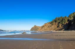 Spacious Coastal Retreat Walk to Beach with Hot Tub and Dog Friendly - Image 4