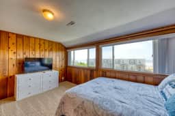 Convenient Home with Ocean View and Great Location Close to Beach Access Town - Image 2