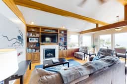 Perfect oceanfront beach getaway with amazing views walk to the beach - Image 3