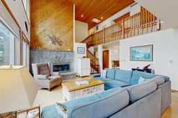 Beautiful Home Above Maxwell Point with Huge Balcony and Stunning Ocean Views - Image 2