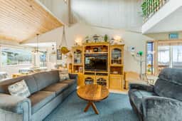 Spacious family home with ocean view balcony deck and fireplace dogs OK - Image 2