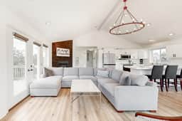 Bright remodeled home with furnished deck and private beach access dog friendly - Image 4
