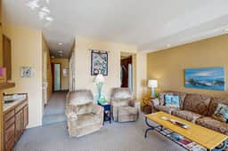 Comfortable ocean view condo with easy access to downtown - Image 5