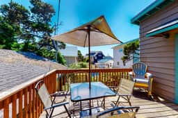 Home near the ocean with beach access washer dryer decks two dogs welcome - Image 3
