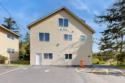 Cozy Coastal Condo Near from the Beach - Image 5