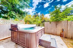 Enchanting home near the coast with hot tub full kitchen and washer dryer - Image 2