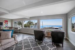 Spectacular Dog Friendly Home with Panoramic Views Free WiFi Game Room Yard - Image 4