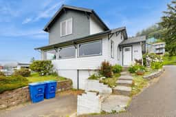 Spectacular Dog Friendly Home with Panoramic Views Free WiFi Game Room Yard - Image 3
