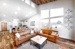 Dreamy oceanfront retreat with spacious deck and high speed WiFi dogs OK - Image 2